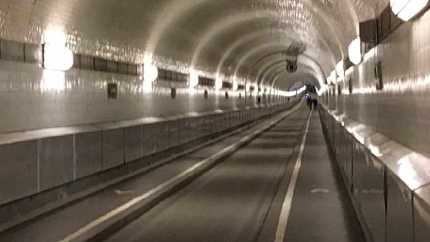 Der alte Elbtunnel in Hamburg alter Elbtunnel